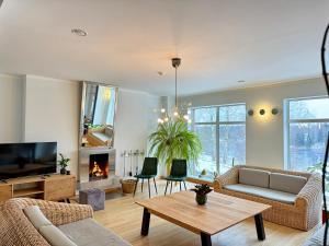 ein Wohnzimmer mit Sofa und Tisch in der Unterkunft Hotel Sanvilla in Sigulda