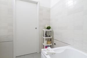 a white bathroom with a tub and a sink at In Centro a Rho Fiera Milano e Ospedale Galeazzi in Rho +25 photos
