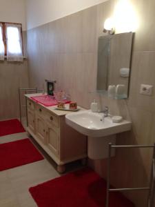 uma casa de banho com um lavatório e um espelho em Villa New Zealand em Marina di Mancaversa