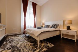 a bedroom with a large bed and a window at #Artistic Flat 2BR Historical Center Timișoara in Timişoara