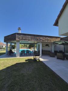 a pavilion with a picnic table and a picnic table at Villa La Digue in Plobsheim