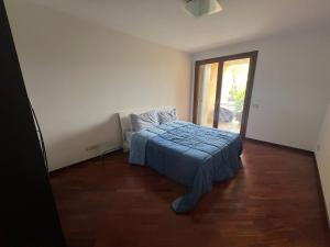 a bedroom with a bed in the corner of a room at Little Venice in Sacile
