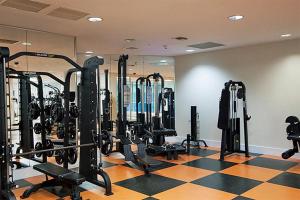 ein Fitnessstudio mit vielen Laufbändern und Maschinen in der Unterkunft Caribe Resort Unit C101 in Orange Beach