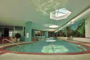 una grande piscina in un edificio con soffitto di Caribe Resort Unit C101 a Orange Beach