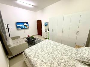 a bedroom with a bed and a couch and a table at المرور ابو ظبي in Abu Dhabi +1 photo