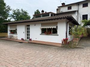 a white house with two windows and a patio at Casa Alessandra in Arezzo