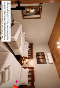 an overhead view of a bedroom with two bunk beds at Pousada Refúgio Encantado-Cavernas do Peruaçu in Itacarambi +4 photos