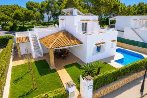 an aerial view of a villa with a swimming pool at Villa Roca Nova in Cacla D'or