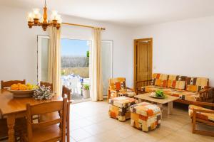 a living room with a couch and a table at Villa Roca Nova in Cacla D'or
