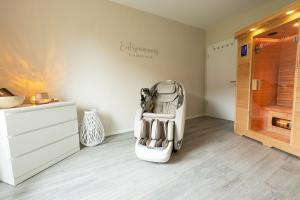 a room with a chair in the corner of a store at Salz & Seele Das Spa Ferienhaus mit Whirlpool, Sauna & Wallbox in Büsum