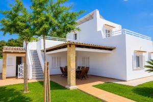 a villa with a view of the yard at Villa Roca Nova in Cacla D'or