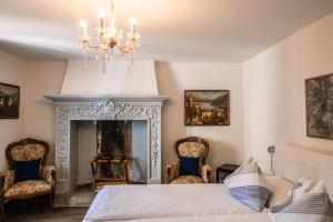 a bedroom with a bed and a fireplace at Hotel Il Castagno in Mugena