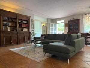 a living room with a couch and a table at Casa Alessandra in Arezzo