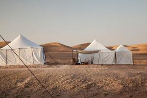 a row of tents in the middle of the desert at Agafay Camping in Aït Daoud