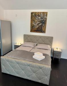 a bedroom with a bed and a painting on the wall at Erdeis Apartments in Krems an der Donau