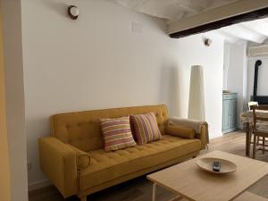 a living room with a couch and a table at El Redoble de Moratalla in Moratalla