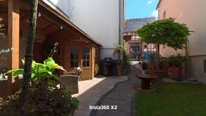 a courtyard of a building with a tree in it at Pension Martin Zimmer & Apartment in Bad Camberg