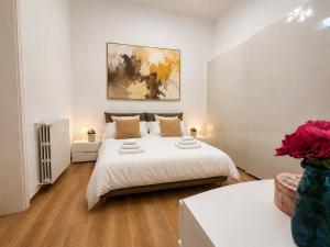 a bedroom with a large white bed in a room at Maison Arche' relax e spazio a Sannicandro in Sannicandro di Bari