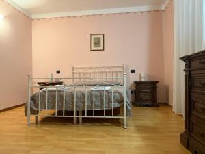 a bedroom with a bed and a wooden floor at Casa Alessandra in Arezzo +35 photos