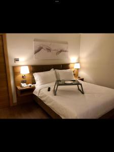 ein Schlafzimmer mit einem Bett und einem Tisch darauf in der Unterkunft Arriba in Monterrey