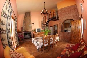 a dining room and kitchen with a table and chairs at Alojamiento Rural Sierra de Castril in Castril