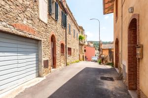 an empty alley with a building and a garage at Appartamento BePlace - Subborgo in Rapolano Terme