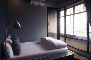 Voodi või voodid majutusasutuse Silom Space Hostel toas