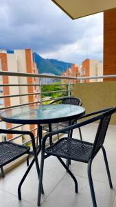 a table and chairs sitting on a balcony at Apartamento Vergel in Ibagué