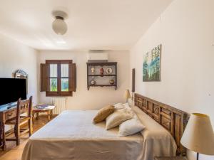 a bedroom with a large bed and a desk at Apartamento II Els Cucons in Sant Pere de Ribes