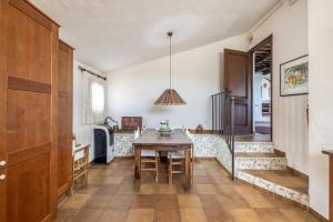 a kitchen with a table and a dining room at Apartamento II Els Cucons in Sant Pere de Ribes