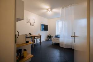 a room with a bed and a desk and a window at Gemütliches Studio im Stadtzentrum in Biel