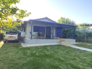 ein kleines Haus mit Terrasse und Garten in der Unterkunft Aviator's Seafront Escape in Ágios Nikólaos