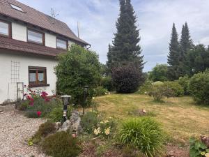 a garden in front of a house at Auszeit in Niedereschach