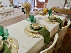 a table with green napkins and plates on it at Maurícius Village in Santa Cruz +32 photos