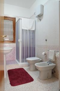 La salle de bains est pourvue de toilettes, d'un lavabo et d'une douche. dans l'établissement Bono Vacanze Casa Bono, à Sciacca