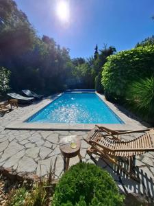 a swimming pool with a table and chairs next to it at Etno kuća Todorović in Smederevo