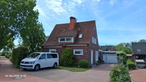 a white van parked in front of a house at Haus Küstenglück in Neuharlingersiel