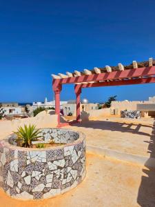 a pergola and a planter in the desert at Nanou in Zarzis