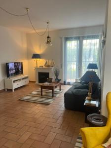 a living room with a couch and a tv at Casa Alma in Sestri Levante