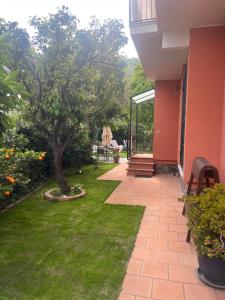 a garden with a tree and a building at Casa Alma in Sestri Levante