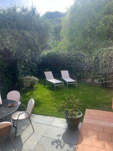 two chairs and a table in a garden at Casa Alma in Sestri Levante