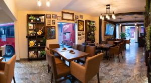 a restaurant with tables and chairs and a soda machine at Hotel Posada de Piedra in Orizaba