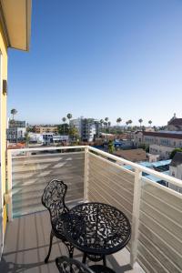 a balcony with a chair and a view of the city at Modern Hollywood Studio, Pool Parking Gym in Los Angeles