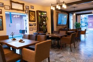 a restaurant with tables and chairs in a room at Hotel Posada de Piedra in Orizaba