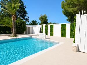 a swimming pool in a backyard with a white fence at LA VILLA DEL CONTE in Barletta