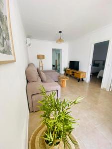 a living room with a couch and a table at Casa Cañailla in El Rompido