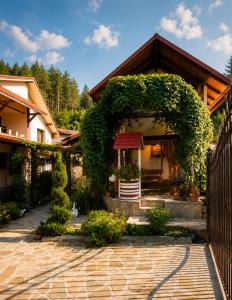 ein Haus mit Zaun und Terrasse in der Unterkunft Casa TOP in Galu