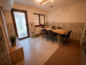 ein Esszimmer mit einem Holztisch und Stühlen in der Unterkunft Casa TOP in Galu