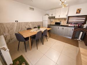 eine Küche mit einem Holztisch und einigen Stühlen in der Unterkunft Casa TOP in Galu + 21 Fotos
