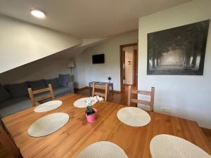 a living room with a table and chairs and a couch at Apartamento La Marquesa in Llanes